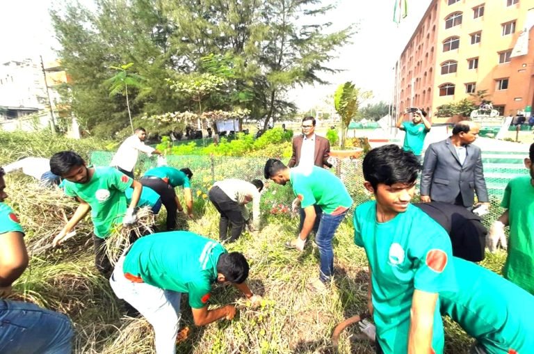 বরিশাল বিশ্ববিদ্যালয় প্রশাসনের উদ্যোগে ক্যাম্পাসে পরিচ্ছন্নতা অভিযান