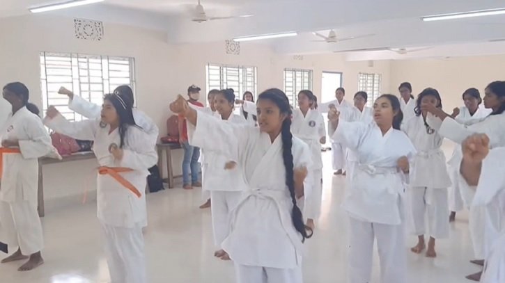আত্মরক্ষায় কারাতে প্রশিক্ষণ নিচ্ছেন পটুয়াখালীর মেয়েরা