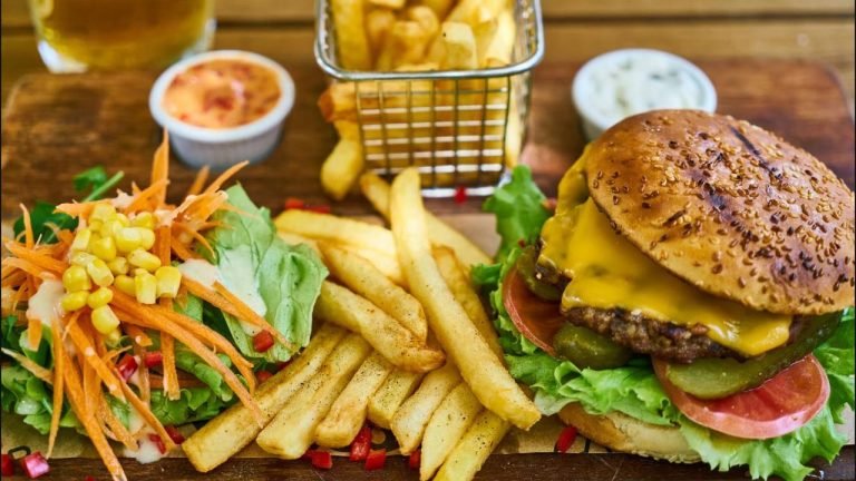 দ্রুত বয়স বাড়াতে না চাইলে  ৫ খাবার বাদ দেবেন