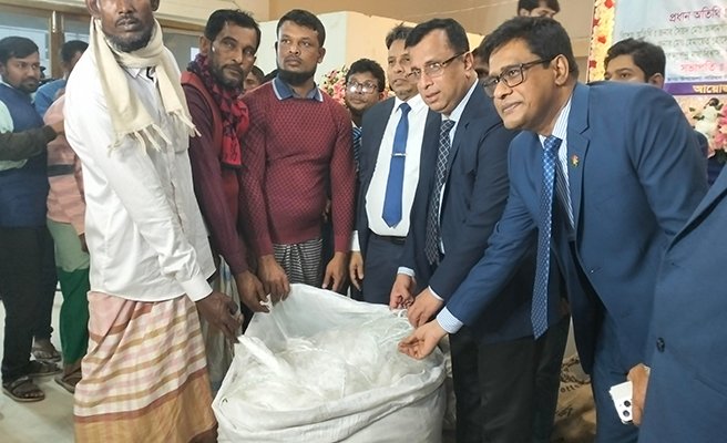 ভোলায় জেলেদের মধ্যে জাল বিতরণ