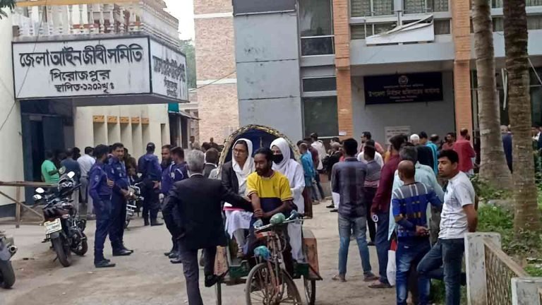 পিরোজপুর জেলা আইনজীবী সমিতির সভায়  হামলা