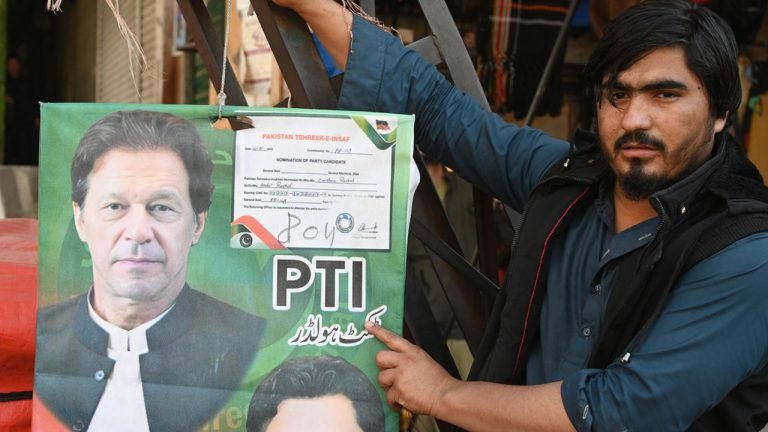 বিরোধী দল হিসেবে সংসদে যাওয়ার নির্দেশ ইমরান খানের