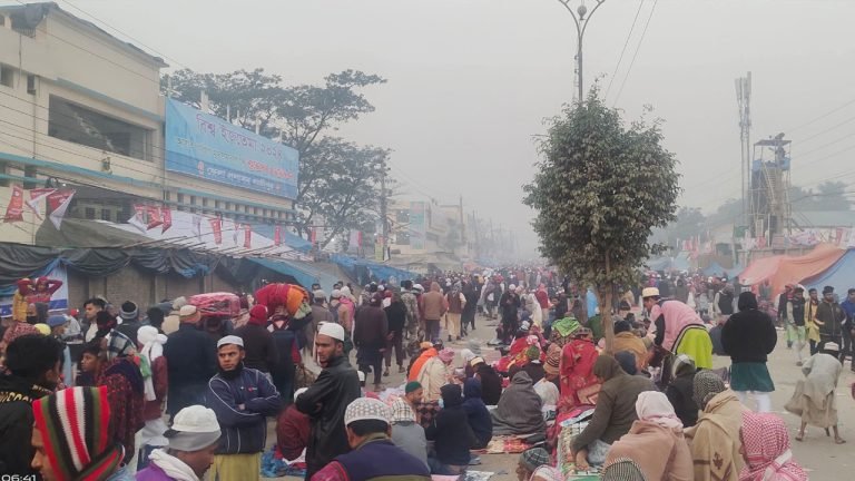 আখেরি মোনাজাত শেষ, যানবাহন না পেয়ে দুর্ভোগে মুসল্লিরা