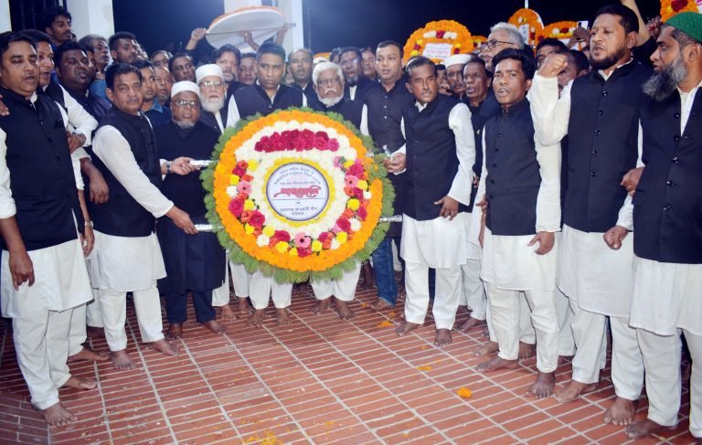 বরিশালে কেন্দ্রীয় শহীদ মিনারে ফুলের শ্রদ্ধার মাধ্যমে আন্তর্জাতিক মাতৃভাষা দিবস পালিত