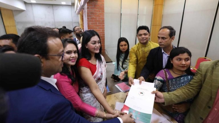 সংরক্ষিত নারী আসনে এমপি হতে চান  নায়িকা নিপুণ