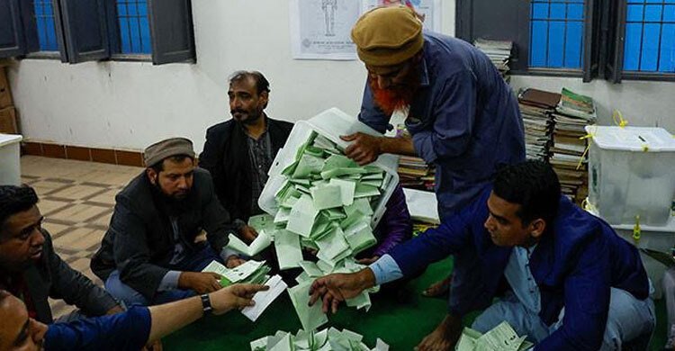 পাকিস্তানে অর্ধেকের বেশি আসনে  এগিয়ে ইমরান সমর্থিতরা