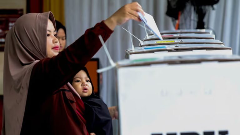 কে হবেন ইন্দোনেশিয়ার নতুন প্রেসিডেন্ট : আজ ভোট