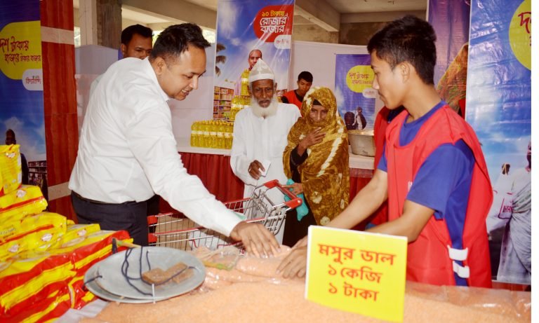 বরিশালে ১০ টাকা বাজারে সুবিদা বঞ্চিত অসহায় দুস্থদের মধ্যে হাজার টাকার টাকার পণ্য বিক্রি