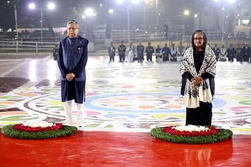 ভাষাশহীদদের প্রতি রাষ্ট্রপতি ও প্রধানমন্ত্রীর শ্রদ্ধা নিবেদন