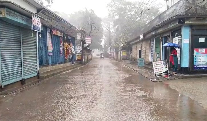 পটুয়াখালীতে শীতে ভোগান্তি বাড়িয়েছে গুঁড়ি গুঁড়ি বৃষ্টি