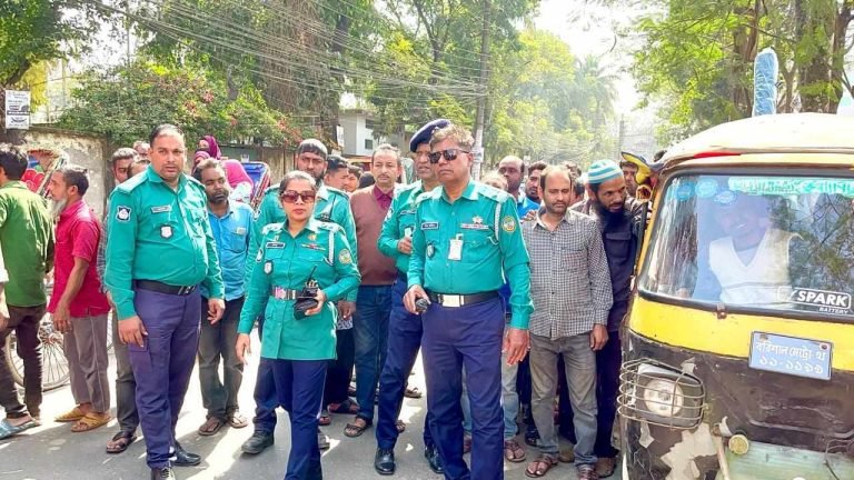 ফুটপাত দখলমুক্ত করতে ট্রাফিক পুলিশের উচ্ছেদ অভিযান