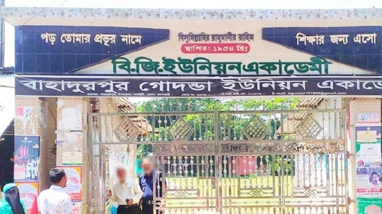 পরীক্ষাকেন্দ্রে প্রবেশ করায় যুবকের কারাদণ্ড, দুই শিক্ষককে অব্যাহত
