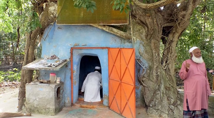বিশ্বের সবচেয়ে ছোট মসজিদ বরিশালের চরমোনাই