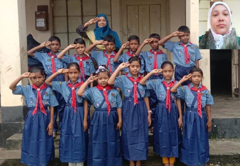 দরিদ্র শিক্ষার্থীদের শিক্ষা উপকরণ দিয়ে বিপাকে শিক্ষিকা