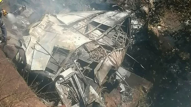 দক্ষিণ আফ্রিকায় ভয়াবহ বাস দুর্ঘটনা, এক শিশু বাদে সব যাত্রী নিহত