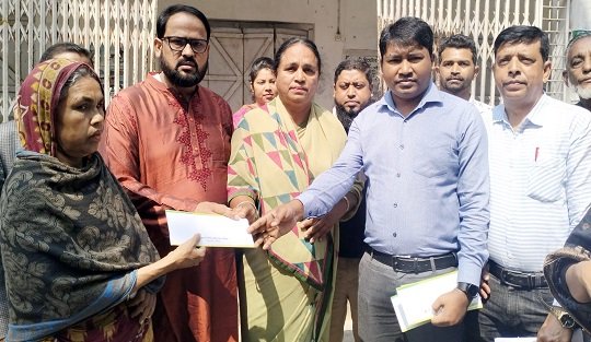 অগ্নিকান্ডে ক্ষতিগ্রস্তদের মাঝে সহায়তা প্রদান
