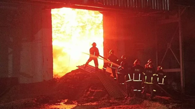 এস আলম সুপার রিফাইন্ড সুগার মিলে আগুন পুড়ছে রমজানের জন্য রাখা ১ লাখ টন চিনি, প্রভাব পড়বে বাজারে