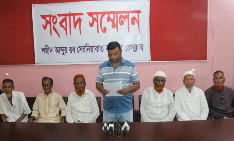 বরিশালে সড়কের মধ্যে নির্মিত গেট উচ্ছেদের দাবীতে সংবাদ সম্মেলন