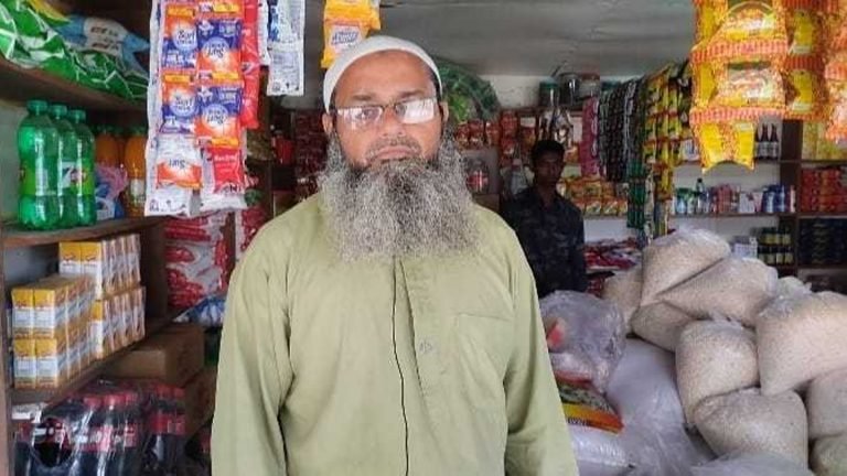 রমজানে ২ টাকা লাভে পণ্য বিক্রি করছেন দুমকির টিপু