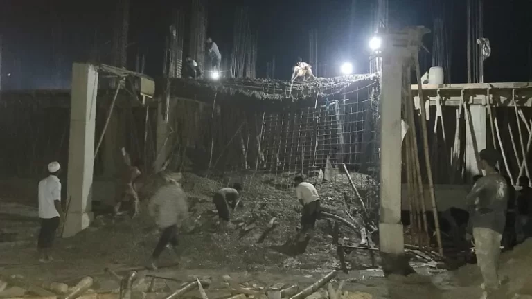 নির্মাণাধীন স্বাস্থ্য কমপ্লেক্সের ছাদের একাংশে ধস