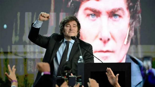 ৭০ হাজার সরকারি কর্মীকে ছাঁটাই করছে আর্জেন্টিনা