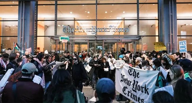যুদ্ধে ইসরাইলের পক্ষপাতিত্বের কারণে নিউইয়র্ক টাইমসের অফিস ঘেরাও