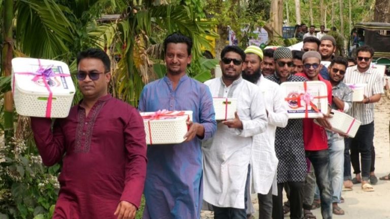 পিরোজপুরে ৭০ হাজার পরিবারকে ইফতার সামগ্রী দিচ্ছেন উপজেলা চেয়ারম্যান
