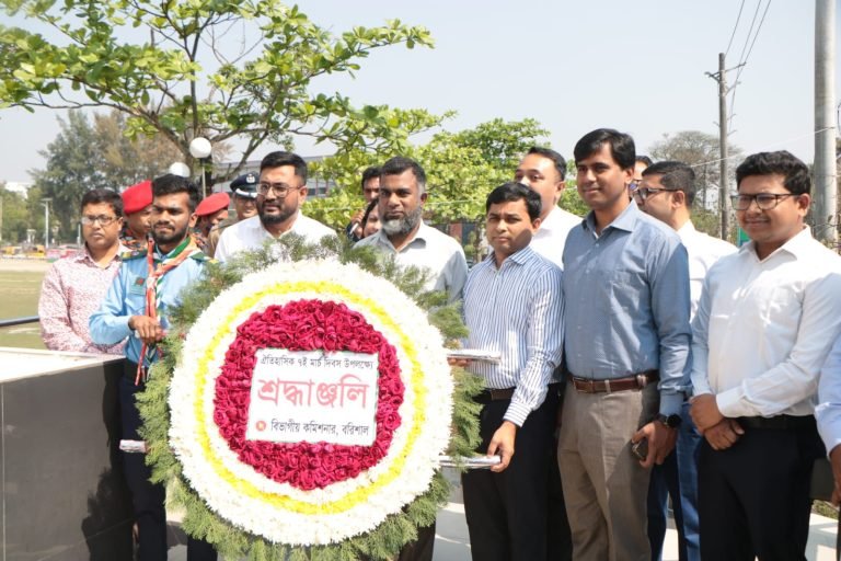 ঐতিহাসিক ৭ই মার্চ উপলক্ষে বরিশালে বঙ্গবন্ধুর প্রতিকৃতিতে ফুলের শ্রদ্ধায়