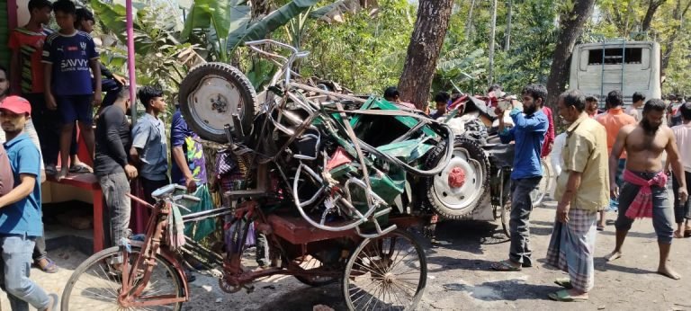 পি‌রোজপুরে বাস-অটোরিকশা ও বাইকের ত্রিমুখী সংঘর্ষ, নিহত ৭