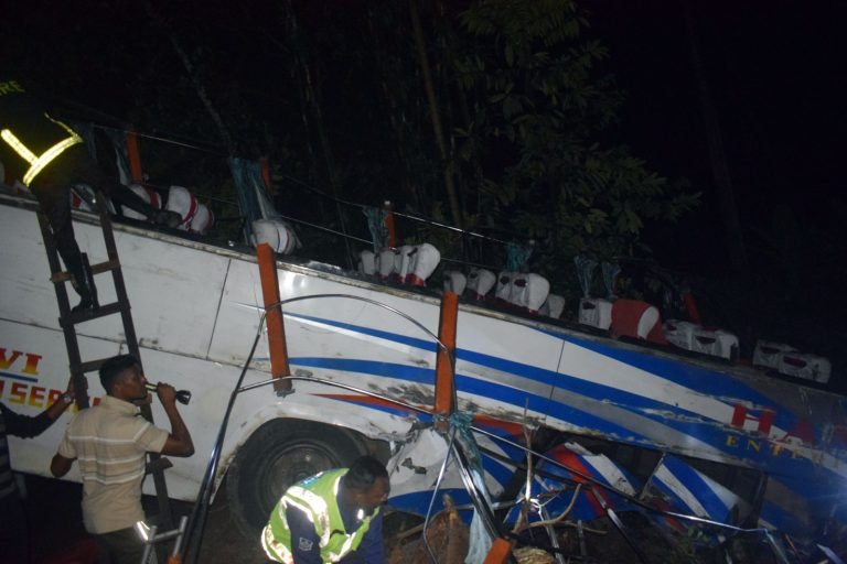 বরিশালে সড়ক দুর্ঘটনায় অজ্ঞাতনামা এক ব্যক্তি নিহত, আহত ৮