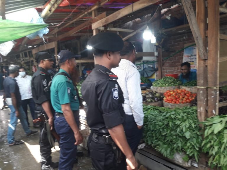 বরিশালে ভ্রাম্যমান আদালতে অভিযানে ৬ ব্যবসায়ীকে জরিমানা