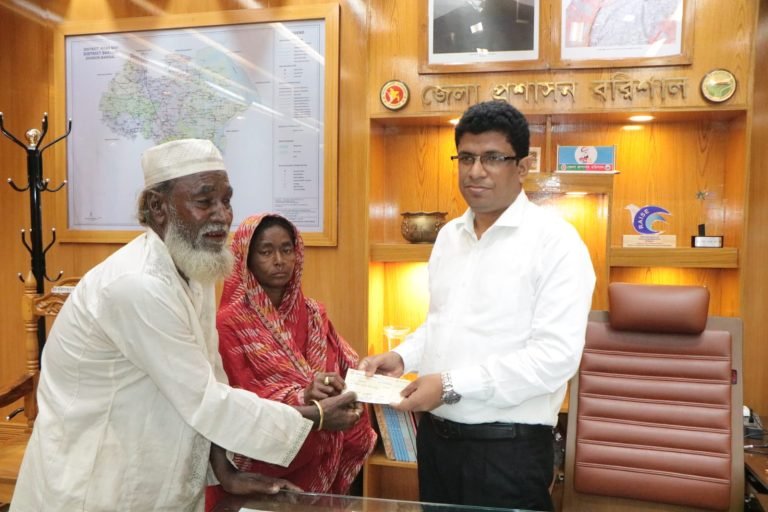 বরিশালে আবেদ আলীর পরিবারের পাশে জেলা প্রশাসন
