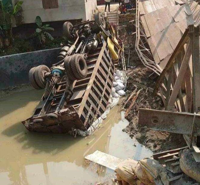 বেইলি ব্রিজ ভেঙে ট্রাক খালের ভিতর পড়ে বরিশাল ভোলা মহাসড়ক বন্ধ
