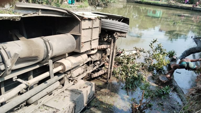 বরিশালে যুবককে চাঁপা দিয়ে পুকুরের মধ্যে বাস নিহত ২