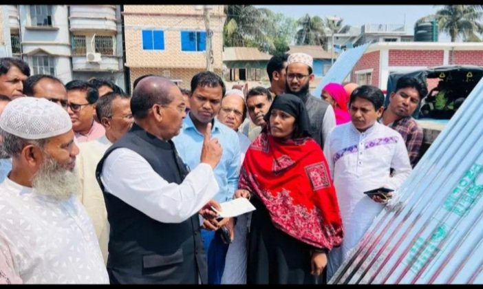 ঐতিহাসিক ৭ মার্চে দুর্যোগে ক্ষতিগ্রস্ত ১৮ পরিবার পেল ঢেউ টিন ও নগদ অর্থ সহায়তা