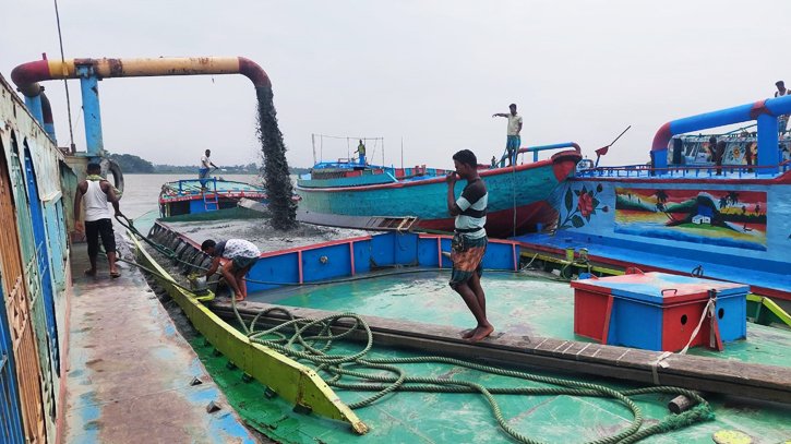 মেঘনা নদীতে বালু উত্তোলনকারীদের হামলায় ৬ গ্রামবাসী আহত