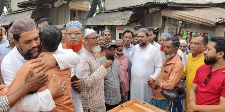বরিশালে এসএম জাকিরের উপহারের ভ্যান পেয়ে হাসি ফুটেছে হতদরিদ্র ইসমাইলের মুখে