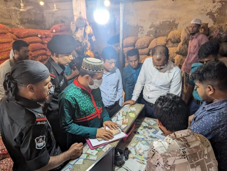 বরিশালে মোবাইল কোর্ট অভিযানে ৪ ব্যবসায়ীকে জরিমানা