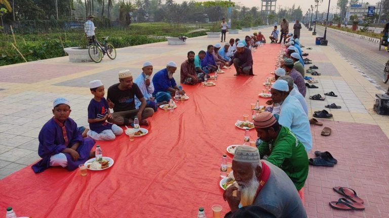 পটুয়াখালীতে বসেছে ‘ইফতার খানা’