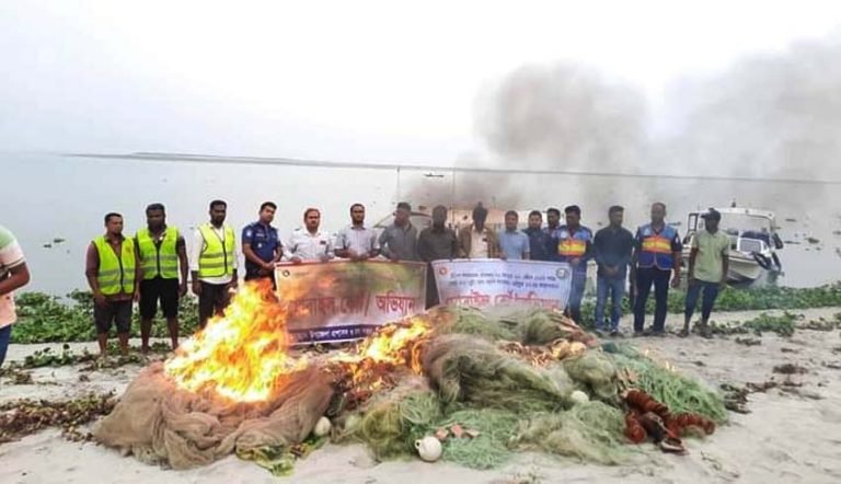 বরিশালের মেঘনায় অভিযানে ২ কোটি টাকার অবৈধ কারেন্ট জাল জব্