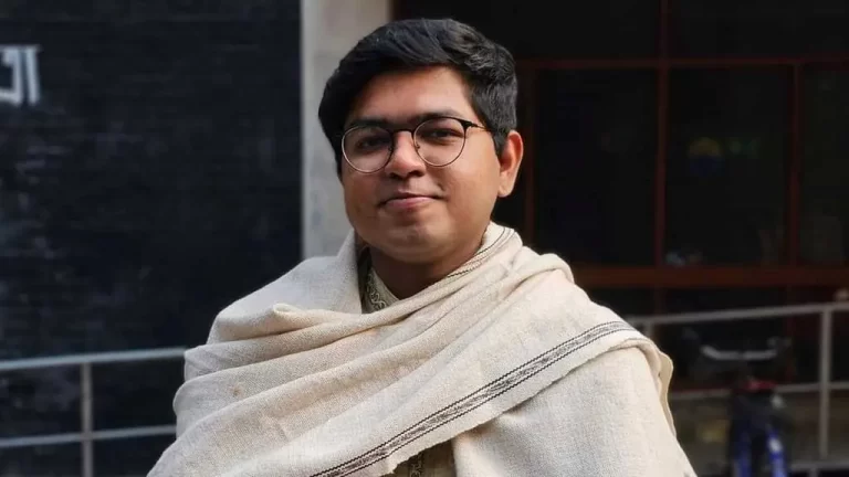 আগুন কেড়ে নিলো বরিশালের বাক প্রতিবন্ধী বাবার মেধাবী সন্তান