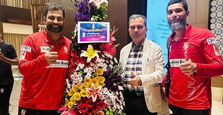 ফরচুন বরিশালকে ফুলেল শুভেচ্ছা জানিয়েছে রংপুর রাইডার্স