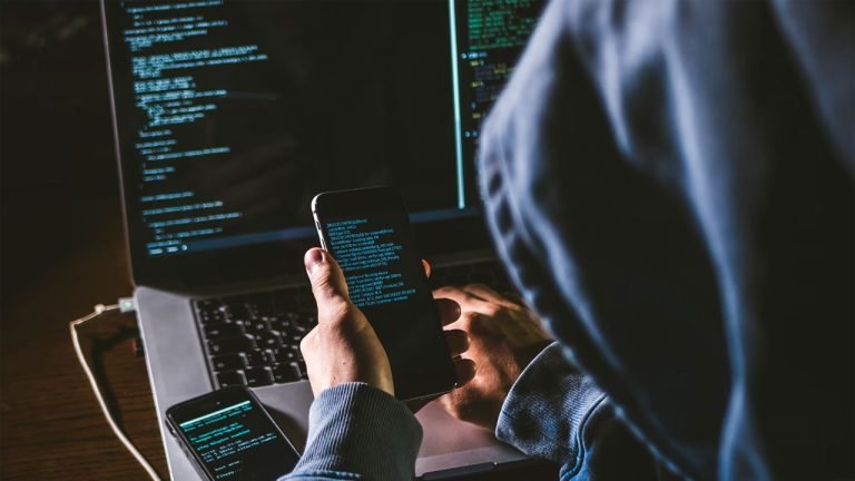 সোশ্যাল মিডিয়ায় প্রতারণার ফাঁদ, সতর্ক থাকবেন যেভাবে