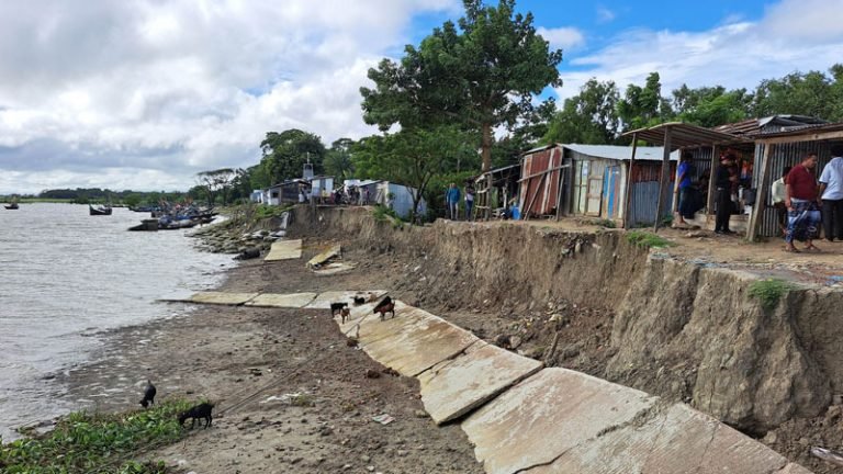 ভাঙন আতঙ্কে আগুনমুখা নদী তীরবর্তী বাসিন্দারা