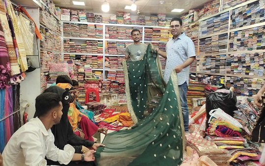 জমে উঠেছে আমতলীর ঈদ বাজার