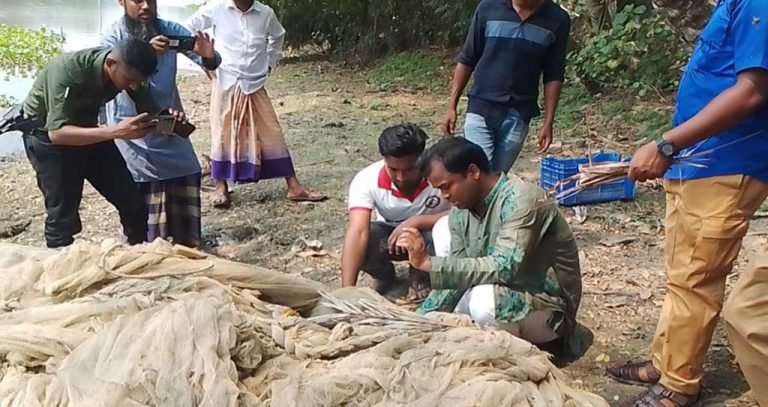 কুয়াকাটায় অবৈধ চায়না দুয়ারী জাল পুড়িয়ে ধ্বংস