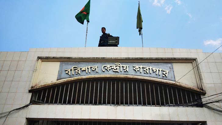 বরিশালে কারাগার গেট থেকেই শুরু লেনদেন