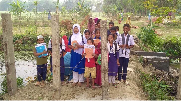 দুমকিতে চলাচলের পথে কাঁটাতারের বেড়া, এলাকাবাসীর মানববন্ধন