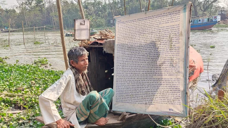 কাফনের কাপড় নিয়ে ১৩ বছর ধরে নৌকায় বসবাস পিরোজপুরের সুলতানের
