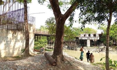 মির্জাগঞ্জে ব্রিজ নির্মাণে ধীরগতি